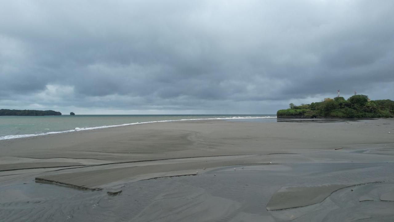 Acuarios Hostal Playa Ladrilleros ภายนอก รูปภาพ