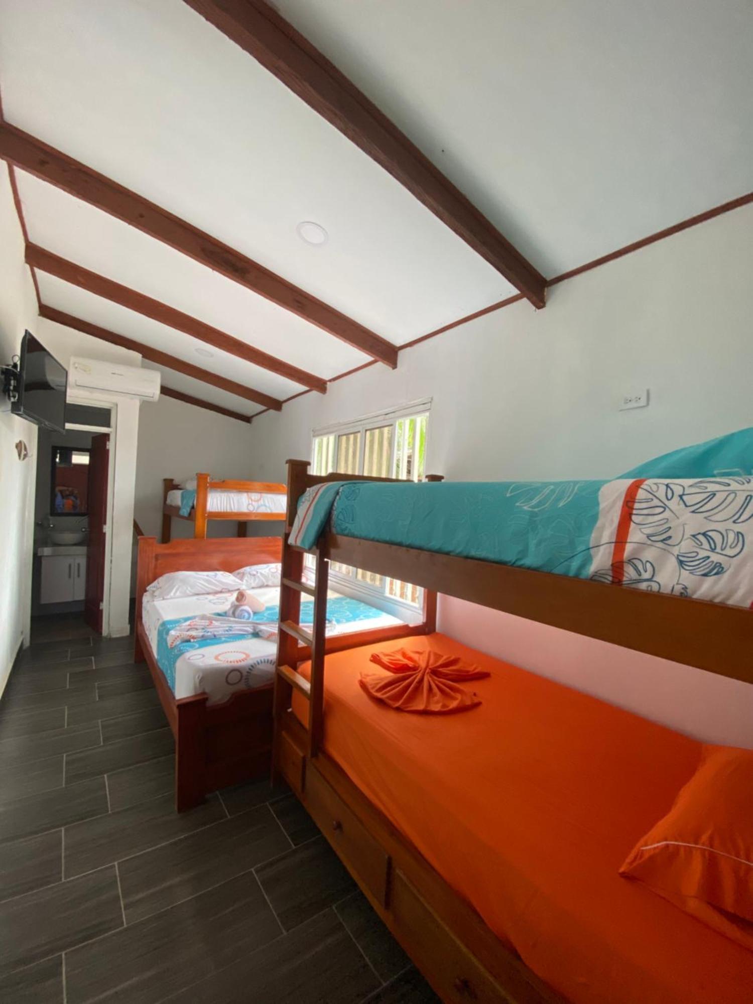 Acuarios Hostal Playa Ladrilleros ภายนอก รูปภาพ
