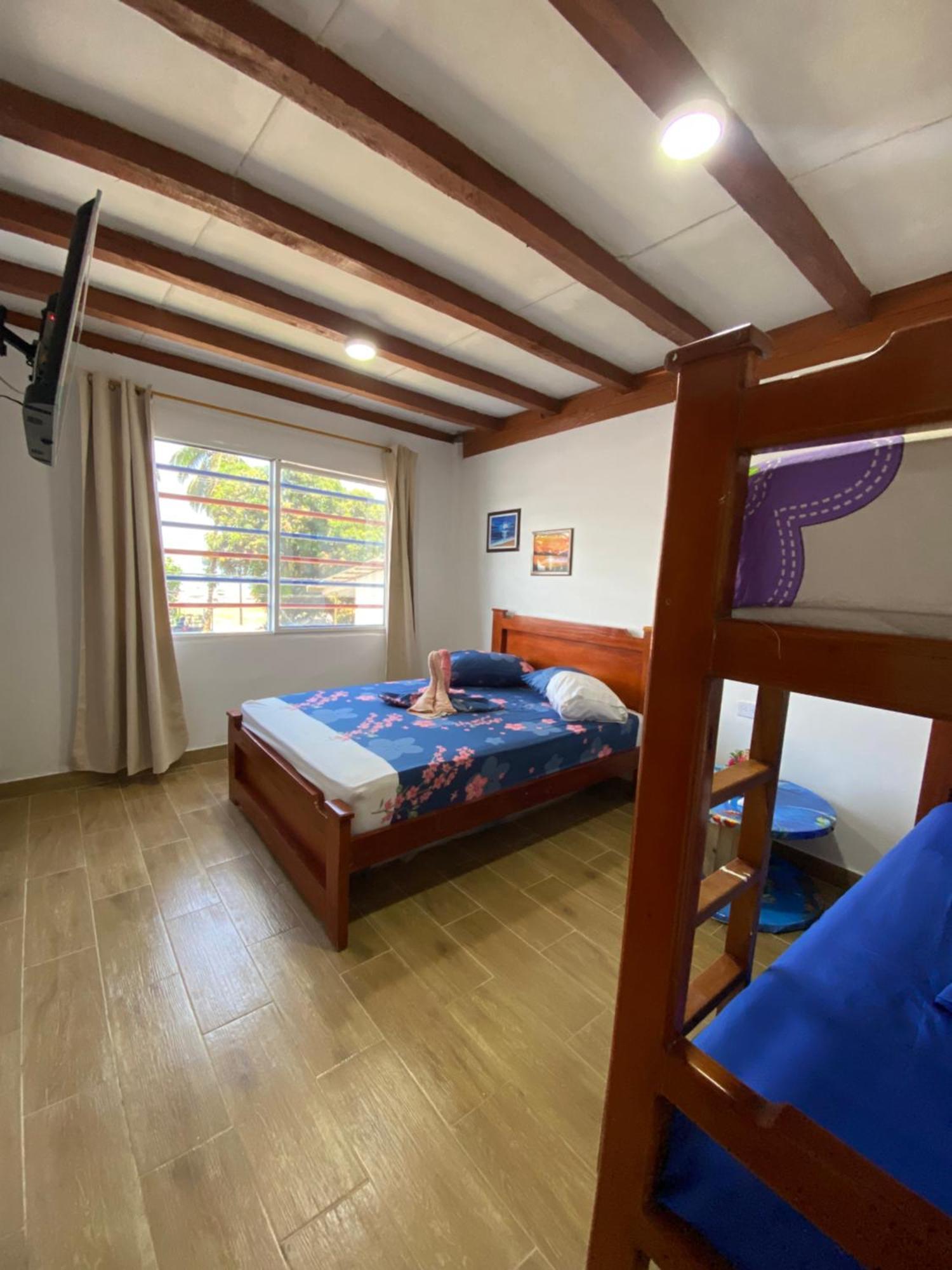 Acuarios Hostal Playa Ladrilleros ภายนอก รูปภาพ